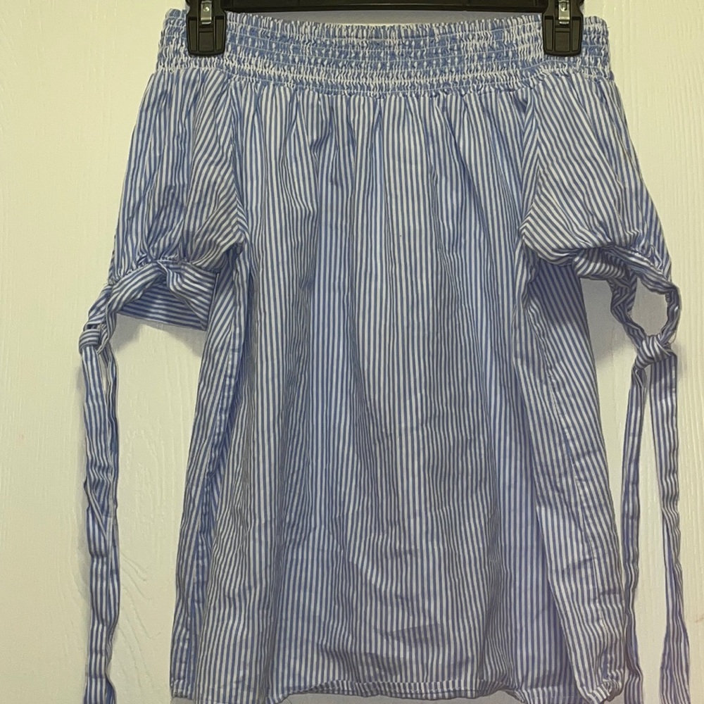 Hearts and hips off shoulder blouse blue and white. size small